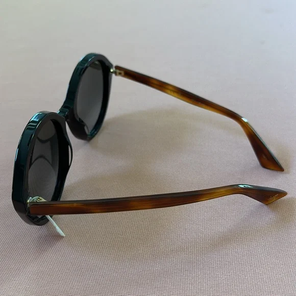 New Gucci Sun Glasses. Brown With Black Frame. - Picture 2 of 12